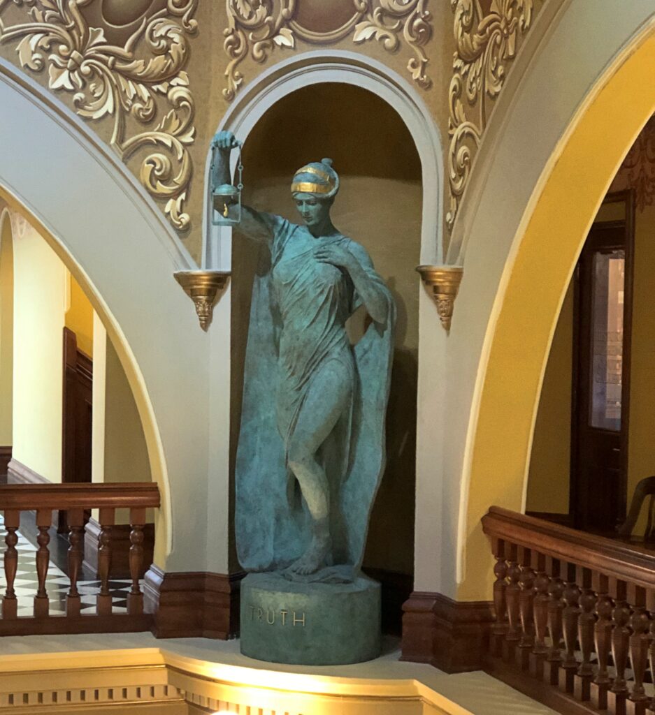 It faces a long avenue.