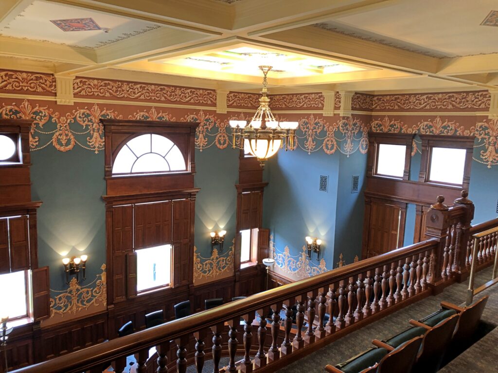 It faces a long avenue.